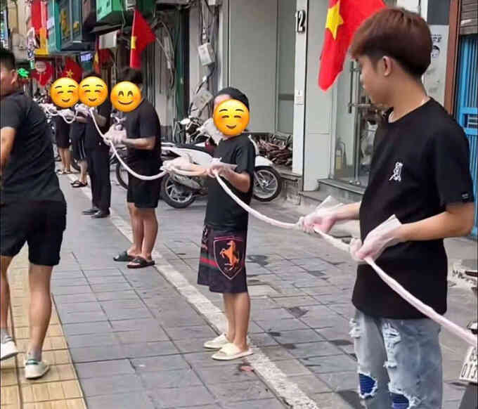 Hà Nội kiểm tra cơ sở quảng cáo bán `lòng se điếu 40 mét`