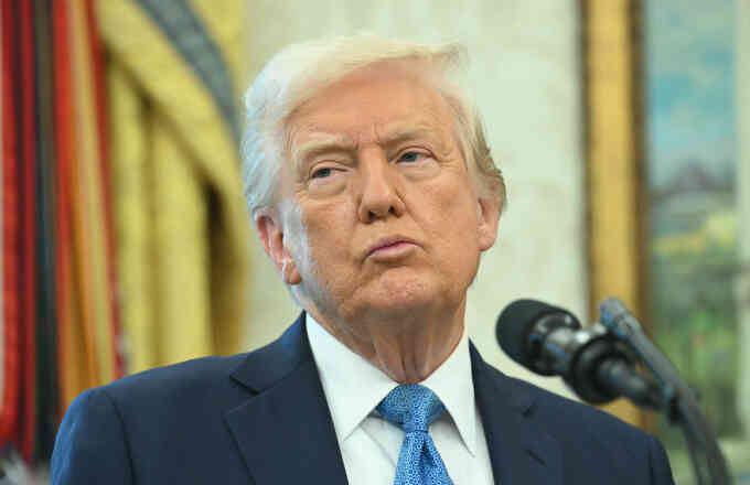 Ông Trump gọi Chủ tịch Fed là `kẻ ngốc`