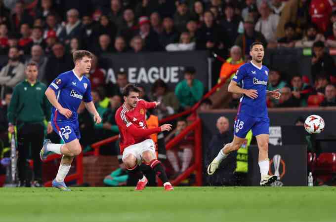 Bản năng giúp Mount ghi tuyệt phẩm cho Man Utd