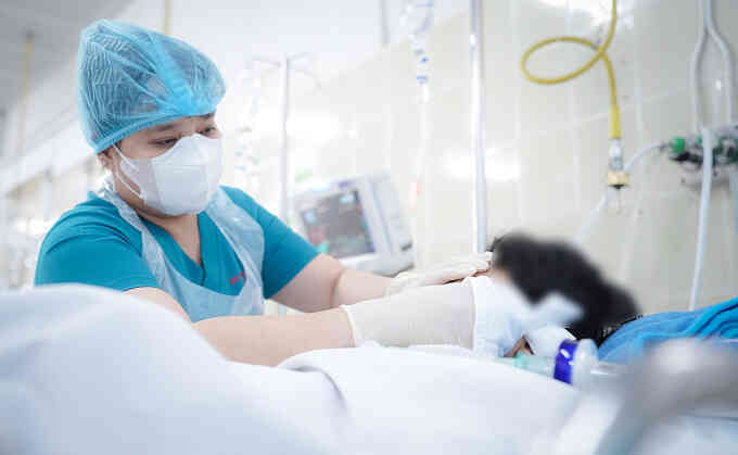 Bé trai bị nhánh cây rơi trúng đầu được `tiên lượng dè dặt`