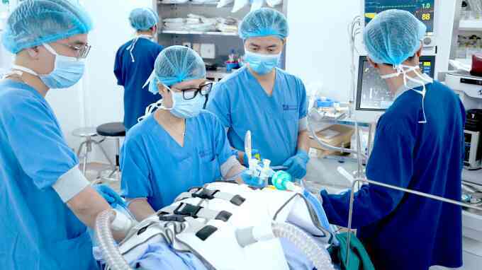 Dùng 30 lít nước muối rửa phổi cho người đàn ông