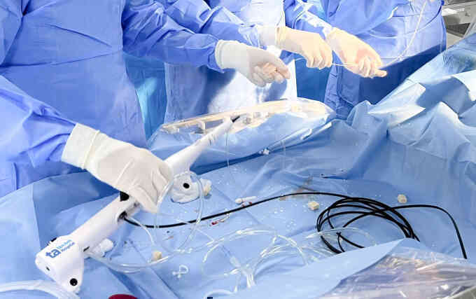 Dùng mũi khoan kim cương xuyên thủng mảng xơ vữa vôi hóa