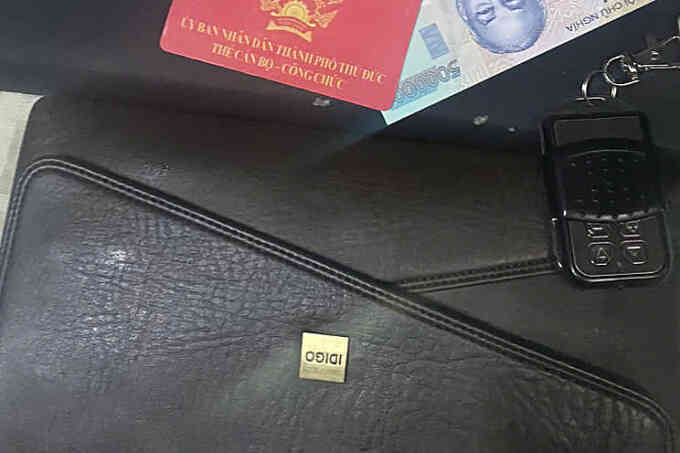 Hành khách bỏ quên ví tiền trên tàu