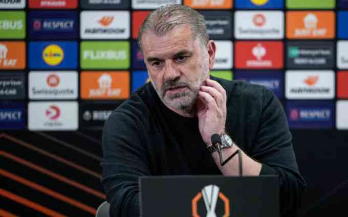 HLV Tottenham tức giận khi bị so sánh với Man Utd