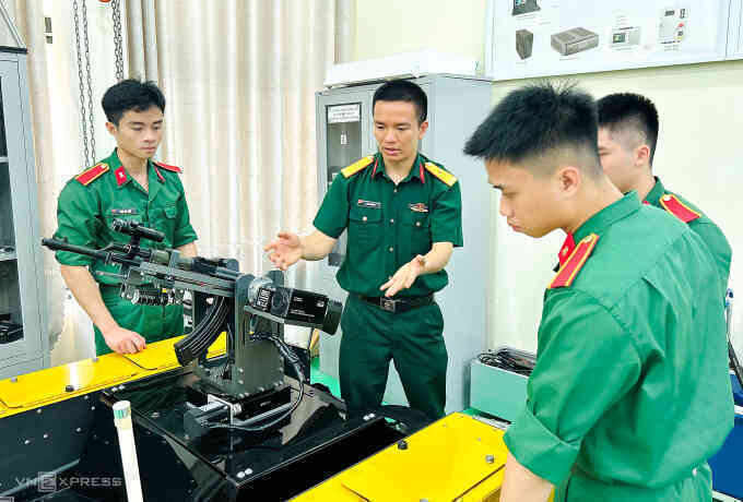 Nhóm giảng viên ứng dụng AI sáng chế robot chiến trường