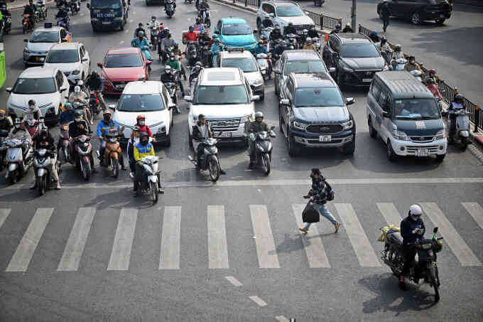 Ôtô dừng chờ quá vạch bị phạt 18-20 triệu đồng như vượt đèn đỏ