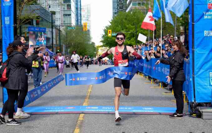 Runner giả vờ chấn thương để cầu hôn ở Vancouver Marathon