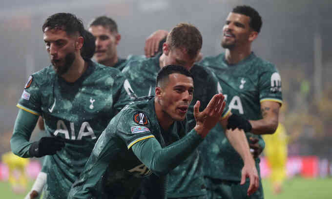 Tottenham cách danh hiệu một trận thắng