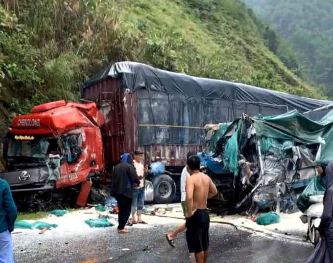 Xe tải đối đầu trên quốc lộ 2, một người tử vong