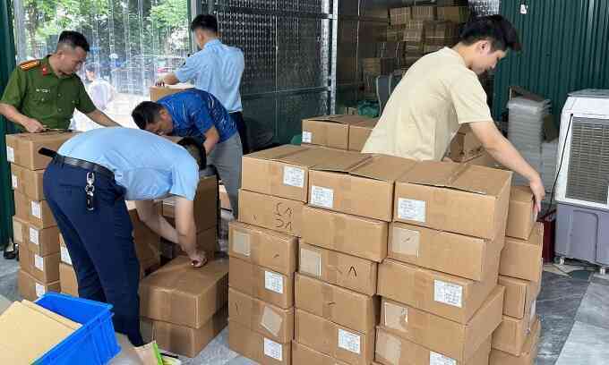 5.400 lọ mỹ phẩm trôi nổi gắn mác 