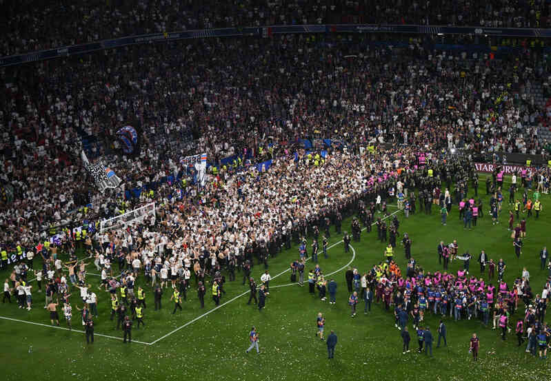Cảnh tượng chưa từng có khi CĐV PSG tràn xuống sân ăn mừng