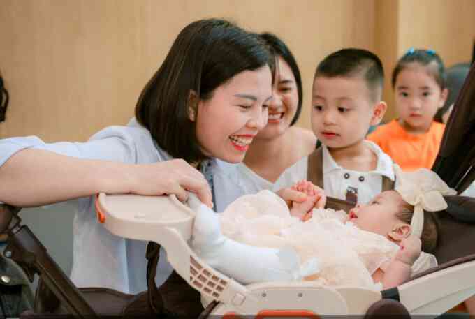 Cuộc hội ngộ của bác sĩ và những em bé được chữa bệnh từ bào thai
