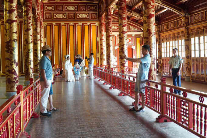 Hai bảo vệ khu vực trưng bày ngai vàng triều Nguyễn bị thôi việc