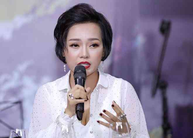 Thái Thùy Linh dạy con gái bảo vệ môi trường không phải để "làm màu"