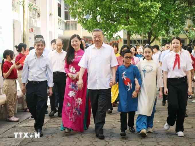 Tổng Bí thư Tô Lâm thăm học sinh trường Xã Đàn và Nguyễn Đình Chiểu