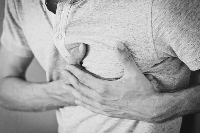 Bác sĩ phẫu thuật cảnh báo ba dấu hiệu đau tim dễ bỏ qua