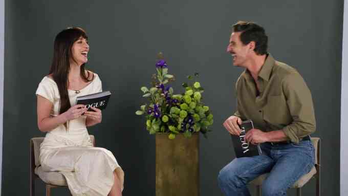 Dakota Johnson, Pedro Pascal muốn tới Việt Nam