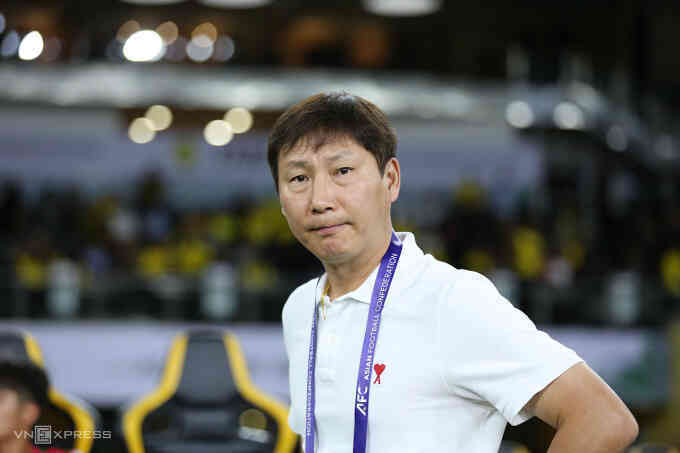 HLV Kim Sang-sik họp báo sau khi thua Malaysia