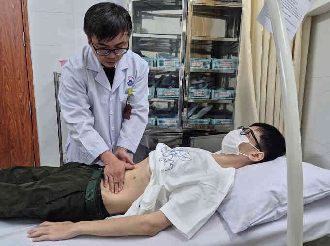 Hỏng dạ dày do nghiện game, ăn uống thất thường
