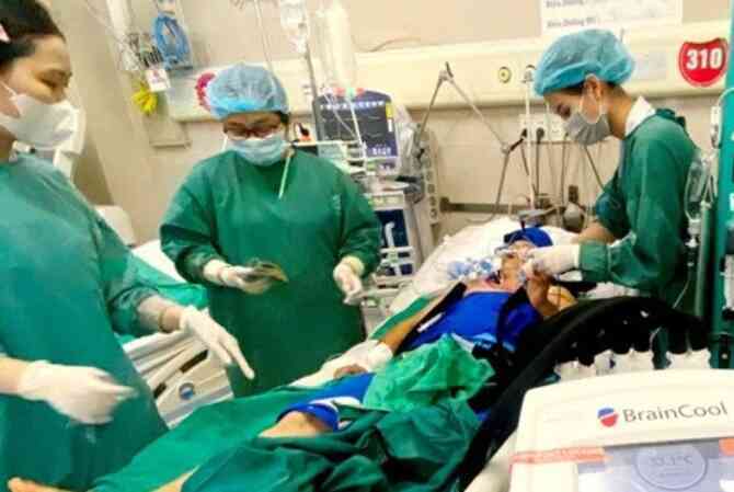 Người đàn ông bị điện giật ngừng tim khi xuống hồ bắt cá Koi