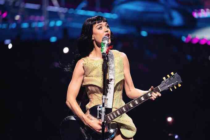 TikToker bị bắt vì lao lên sân khấu ôm Katy Perry
