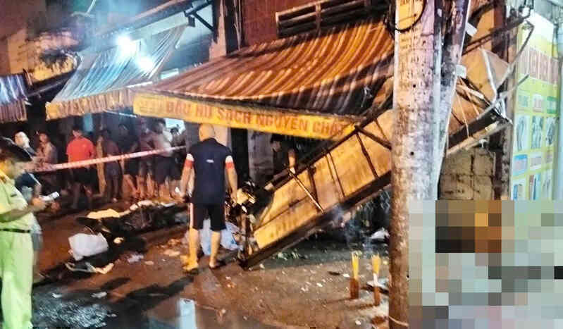 2 xe máy cùng lao vào nhà dân, hai thanh niên tử vong