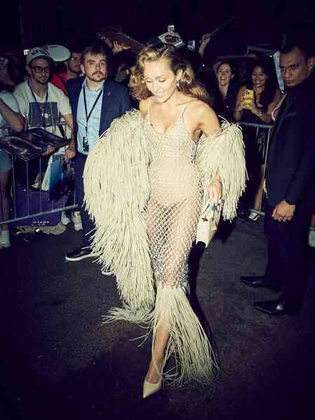 Cách siết dáng của Miley Cyrus