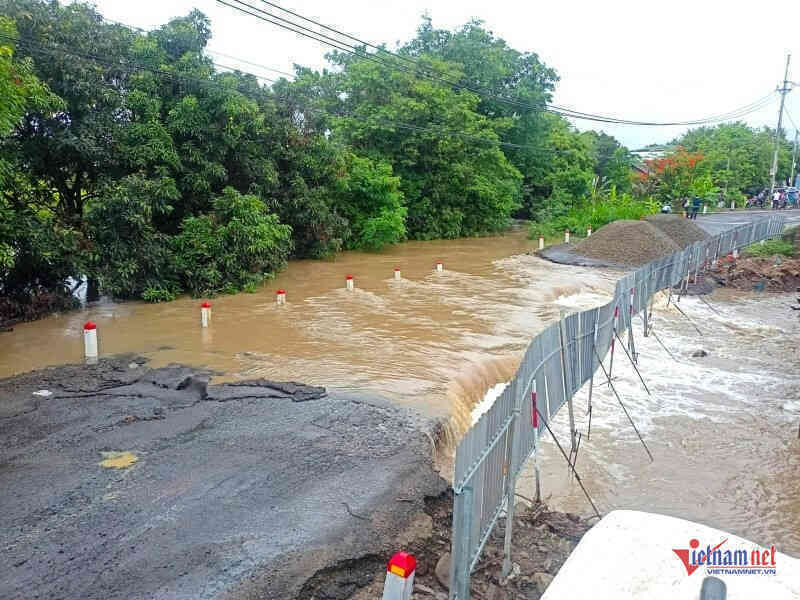 Gia Lai: Mưa lớn khiến quốc lộ 25 bị chia cắt, giao thông tê liệt nhiều giờ