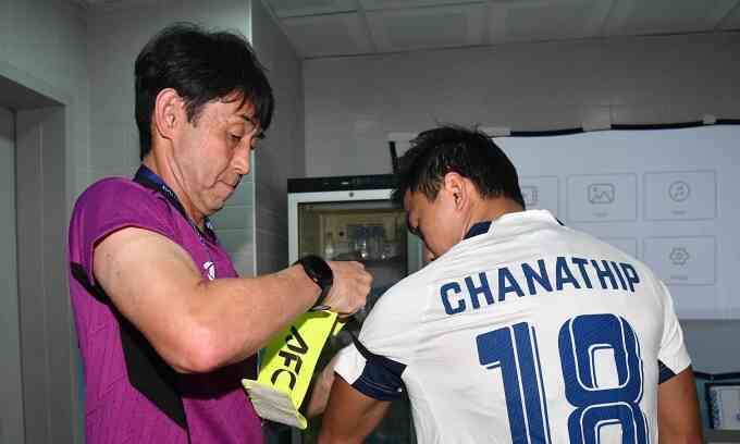 HLV Thái Lan đổ lỗi cho mặt cỏ nhân tạo