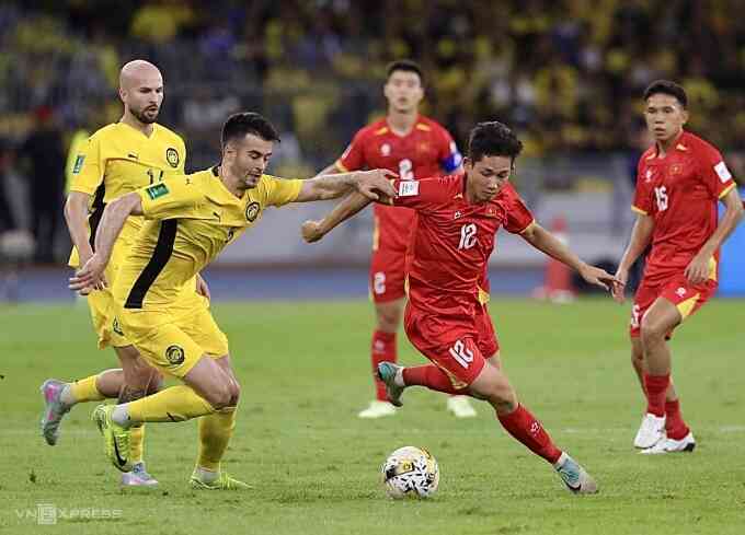 Việt Nam tụt sâu ở bảng FIFA vì thua Malaysia