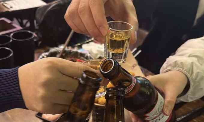 Bị gout nên uống rượu hay bia?