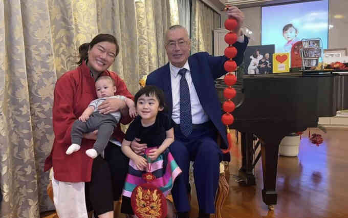 Đời thường của nghệ sĩ 86 tuổi bên con hai tuổi