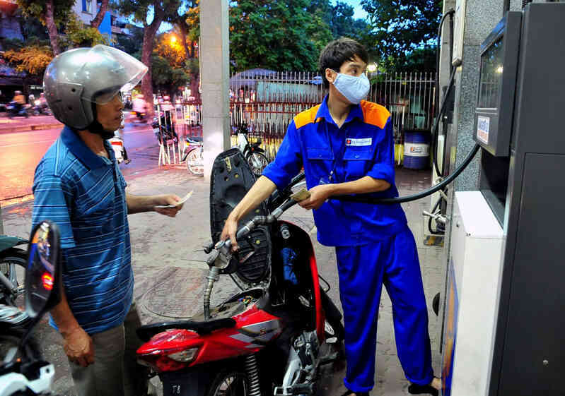 Giá xăng dầu dồn dập tăng lần thứ 3 liên tiếp, RON 95 tiến lên mốc mới