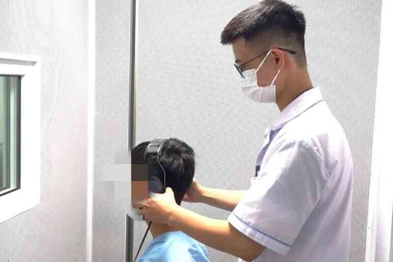Hà Nội: Chàng trai bất ngờ bị điếc sau khi tắm đêm