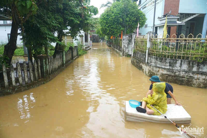 `Khi tỉnh dậy, nước đã ngập đầy nhà, đồ đạc trôi lềnh bềnh`