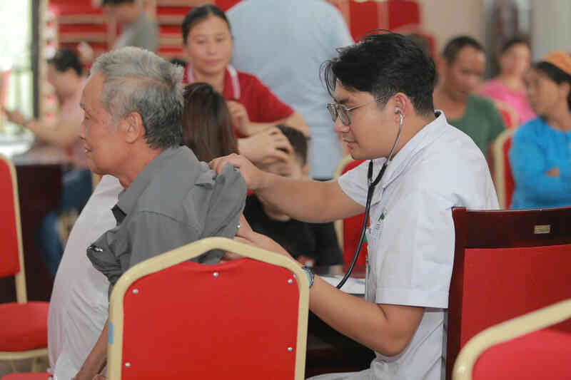 Người dân Làng Nủ được các bác sĩ từ Hà Nội đến khám bệnh miễn phí