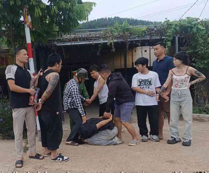 Nhóm người nước ngoài xịt hơi cay, cướp ôtô trên cao tốc