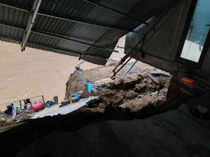 Nước lũ cuốn sập nhà, ôtô ở biên giới Quảng Trị