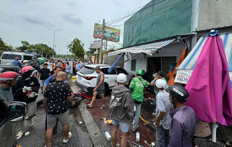 Ô tô 5 chỗ lao vào nhà dân, cụ bà ngồi trước cửa bị tông tử vong