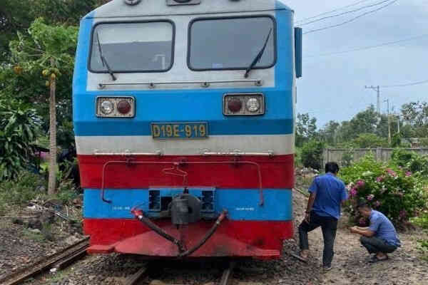 Xe máy đứt gãy làm đôi, 2 người tử vong tại chỗ sau va chạm với tàu hỏa