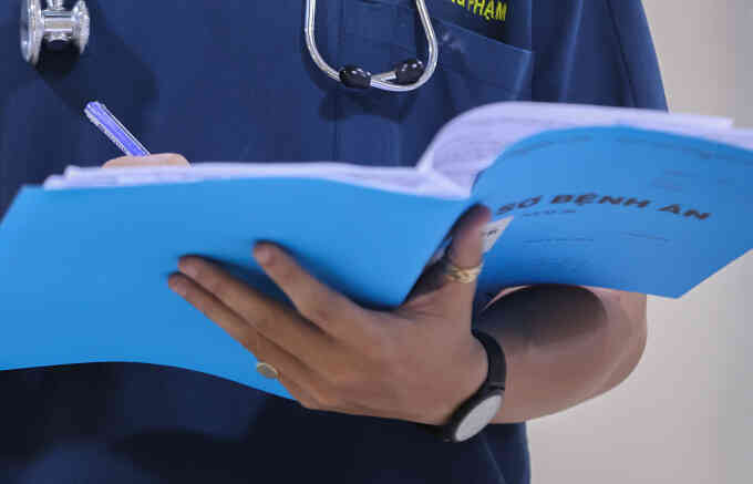 Bé 4 tuổi ngưng thở sau khi rơi xuống ao cá