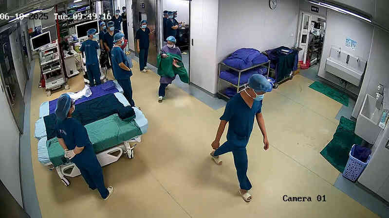 Bé trai sơ sinh tiên lượng nặng bật tiếng khóc đầu tiên, cả phòng mổ vỡ òa