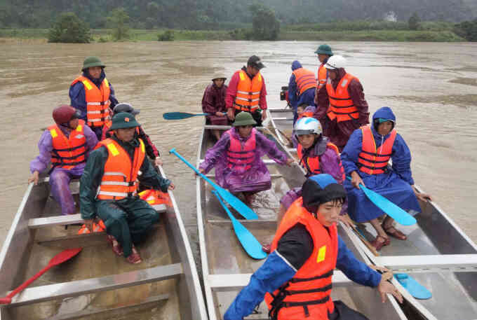 Hai chị em bị lũ cuốn lúc soi ếch
