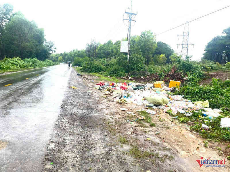 Hàng trăm gói kẹo đồ chơi trẻ em yêu thích đổ lộ thiên cạnh bãi rác