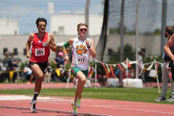 Học sinh trung học mất huy chương vì ném gậy tiếp sức