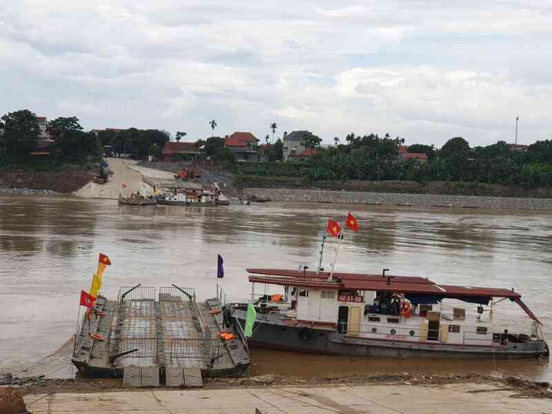 Quân đội dùng phà quân sự đưa người dân qua khu vực cầu Phong Châu