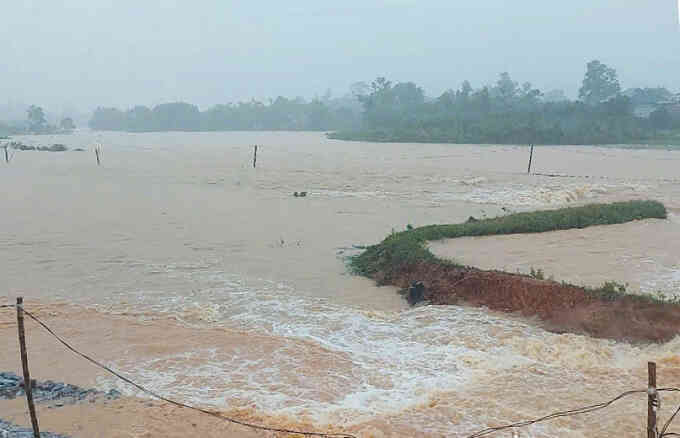 Vỡ đê quai, 500.000 m3 nước tràn xuống hạ du