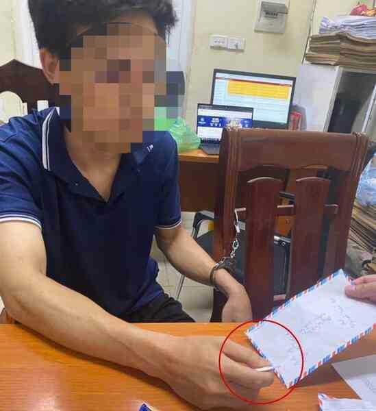 Bị CSGT kiểm tra, nam thanh niên vội vứt xe máy, lộ gói ma túy