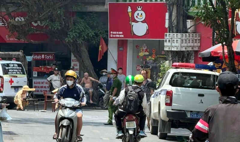 Bé 5 tuổi ở Hà Nội nguy kịch sau va chạm với xe tải ngay trước cửa nhà