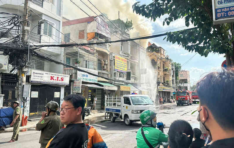 Cháy căn nhà 4 tầng trong khu buôn bán sầm uất ở TPHCM